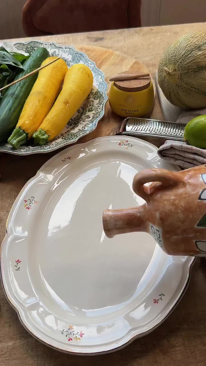 Reel Démonstration de recette en voix off avec gros plan vue de dessus : Si vous voulez de la vraie fraîcheur dans votre assiette, je vous cons